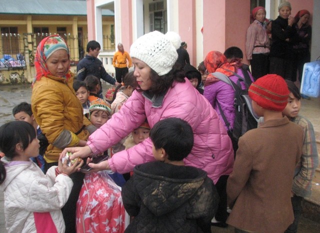 Activité caritative : “printemps solidaire” de VOV5 à Can Nong - ảnh 12